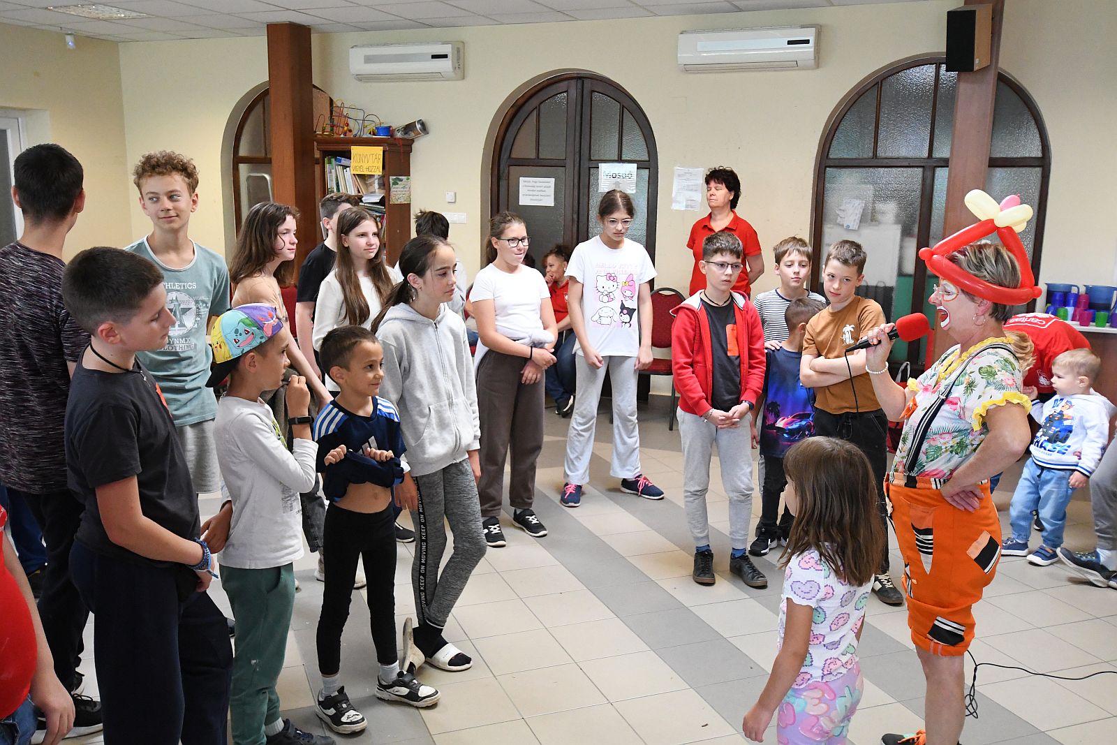 Andi bohóc is ellátogatott az Öreghegyi Karitász nyári táborába